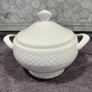 Mikasa Trellis 7.5” Bone China Bowl With Lid And Handles-Rare EUC